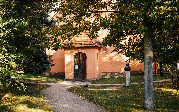 Kirche Ribbeck Eingang, Foto: Steven Ritzer, Lizenz: Tourismusverband Havelland e.V.