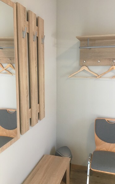 Aufbewahrungsmöglichkeiten im Zimmer, Foto: Anja Warning, Lizenz: TMU GmbH