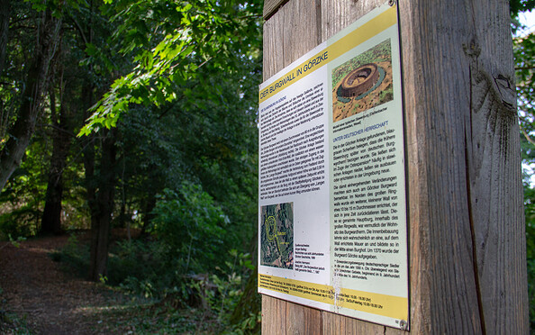 Infotafel zum Burgwall in Görzke, Foto: ScottyScout, Lizenz: TMB-Fotoarchiv