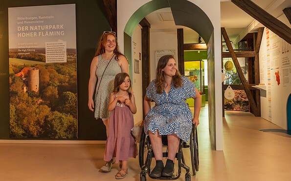 Besuch der Naturparkausstellung im Rollstuhl, Foto: Steffen Lehmann, Lizenz: TMB-Fotoarchiv