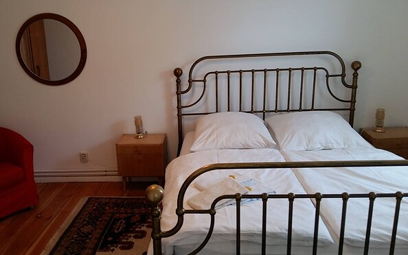 Schlafzimmer Bett &amp; Buch, Foto: Cornelia Weiblen-Albrecht