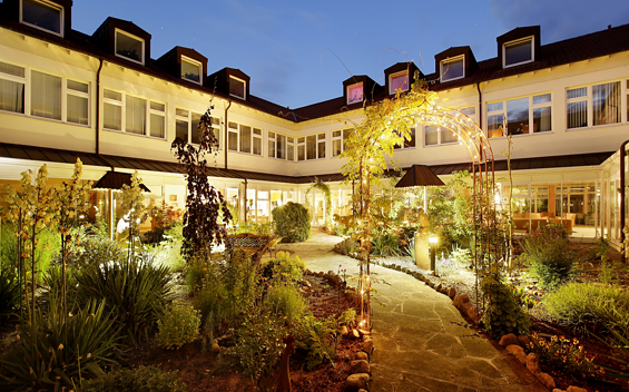 Hotel garden at dusk, Foto: Lisa Peter, Lizenz: LKV Landsitz Kur- und Verwaltungs GmbH
