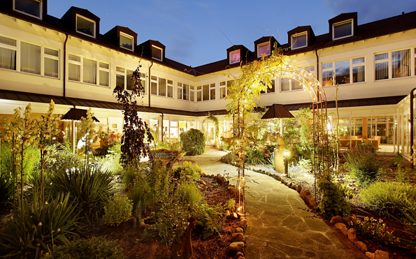 Hotel garden at dusk, Foto: Lisa Peter, Lizenz: LKV Landsitz Kur- und Verwaltungs GmbH