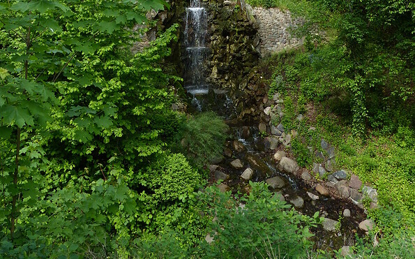 Kleiner Wasserfall im Lennépark in Frankfurt (Oder), Foto: Peter Gudlowski