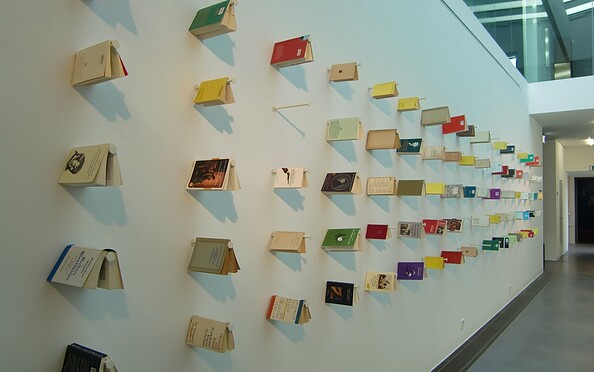 Bücherwand im Kleist-Museum, Foto: Heidi Walter, Lizenz: TMB-Fotoarchiv