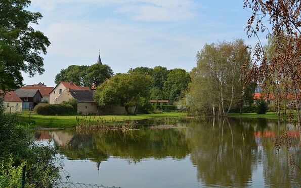 Dorfkirche und Dorfteich Groß Pinnow, Foto: Anja Warning, Lizenz: TMU GmbH