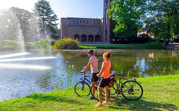 Pause am Amtsteich Cottbus, im Hintergrund: Brandenburgisches Landesmuseum für moderne Kunst, Foto: Andreas Franke, Lizenz: Andreas Franke