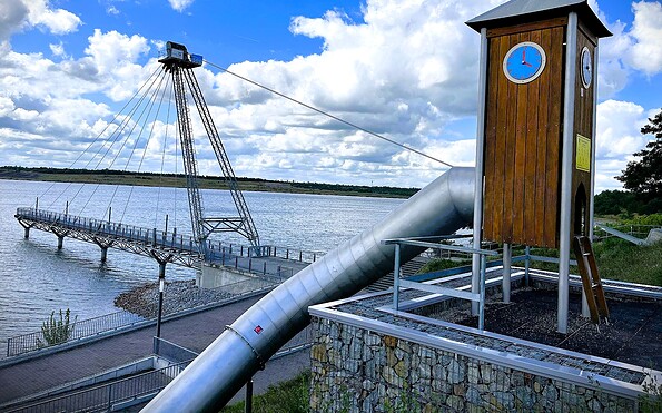 Rutsche mit Blick zur Seebrücke, Foto: Celine Klose, Lizenz: Tourismusverband Lausitzer Seenland e.V.