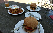 Burger im KaffeeKonsum in Wolletz, Foto: Johanna Henschel, Lizenz: Tourismusverein Angermünde e. V.