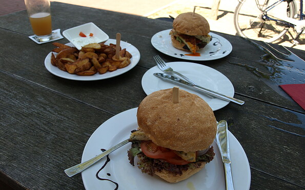 Burger im KaffeeKonsum in Wolletz, Foto: Johanna Henschel, Lizenz: Tourismusverein Angermünde e. V.