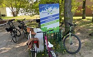 E-Bike Ladestation vor dem KaffeeKonsum in Wolletz, Foto: Madlen Kienitz, Lizenz: Tourismusverein Angermünde e. V.