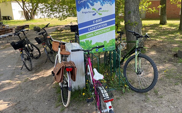 E-Bike Ladestation vor dem KaffeeKonsum in Wolletz, Foto: Madlen Kienitz, Lizenz: Tourismusverein Angermünde e. V.