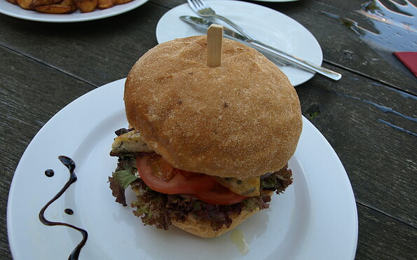 Burger im KaffeeKonsum in Wolletz, Foto: Johanna Henschel, Lizenz: Tourismusverein Angermünde e. V.