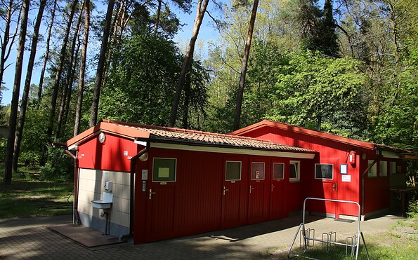 Sanitärgebäude, Foto: Clemens Hoff