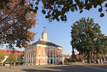 Historisches Rathaus Templin mit Markt, Foto: Anet Hoppe