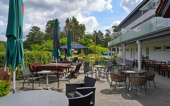 Sanitärgebäude mit Imbiss-Terrasse, Foto: Herr Prosch, Lizenz: Campingplatz Tonsee - FKK