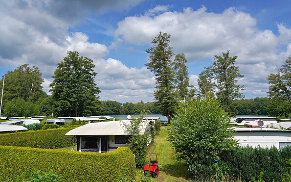 Blick von der Terrasse Richtung Badestelle, Foto: Herr Prosch, Lizenz: Campingplatz Tonsee - FKK