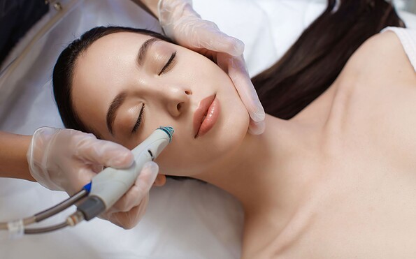 Facial treatment, Foto: Bildnachweis:Denis Vyalov  Stock-Fotografie-ID:1251534350