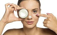 Facial treatment, Foto: Bildnachweis:VladimirFLoyd  Stock-Fotografie-ID:2190559728