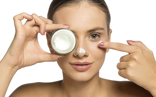Facial treatment, Foto: Bildnachweis:VladimirFLoyd  Stock-Fotografie-ID:2190559728