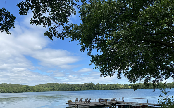 Steg mit Sitzmöglichkeiten, Foto: Anet Hoppe, Lizenz: TMU GmbH