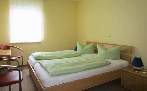 Schlafzimmer im Ferienhaus Gurkenfass, Foto: Silke Gummelt, Lizenz: Ferien- und Erlebnishof Landidyll