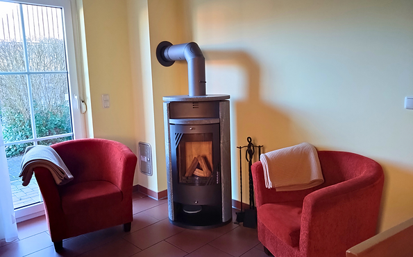 Gemütlicher Wohnbereich mit Kamin im Ferienhaus Gurkenfass, Foto: Silke Gummelt, Lizenz: Ferien- und Erlebnishof Landidyll