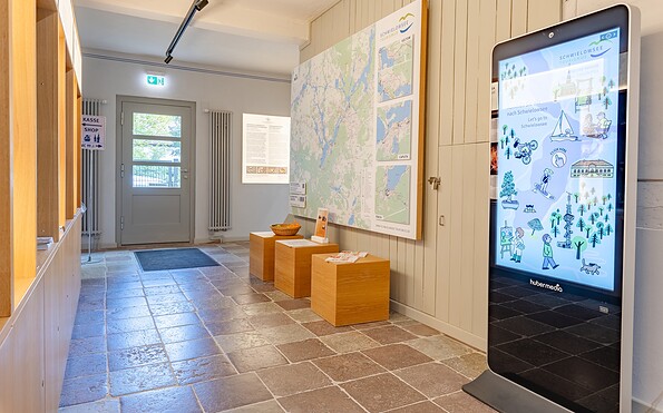 Karte und Info-Stele im Logierhaus Caputh, Foto: Martin Karnbach, Lizenz: Gemeinde Schwielowsee