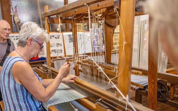 Inhaberin Ulla Schünemann bei der Arbeit, Foto: Martin Karnbach, Lizenz: Gemeinde Schwielowsee