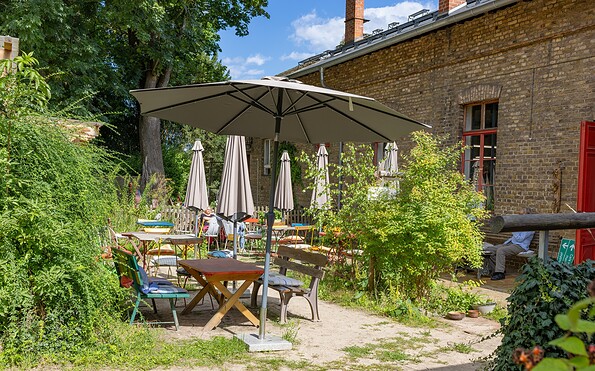 Innenhof mit Café, Foto: Martin Karnbach, Lizenz: Gemeinde Schwielowsee