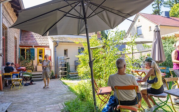 Innenhof mit Café, Foto: Martin Karnbach, Lizenz: Gemeinde Schwielowsee