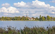 Blick über die Havel auf die Dorfkirche Geltow, Foto: Martin Karnbach, Lizenz: Gemeinde Schwielowsee