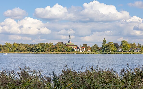 Blick über die Havel auf die Dorfkirche Geltow, Foto: Martin Karnbach, Lizenz: Gemeinde Schwielowsee