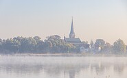Die Dorfkirche am Morgen, Foto: Martin Karnbach, Lizenz: Gemeinde Schwielowsee