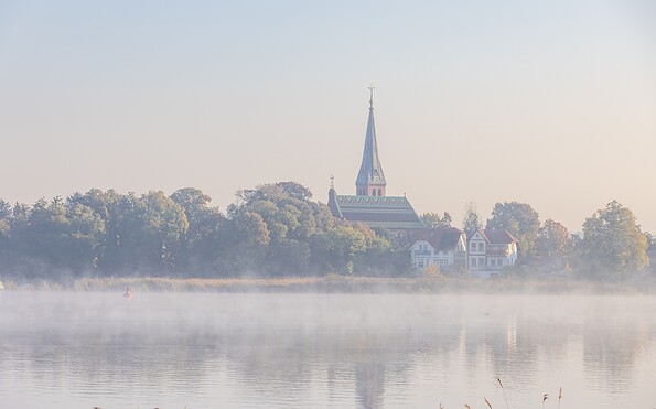 Die Dorfkirche am Morgen, Foto: Martin Karnbach, Lizenz: Gemeinde Schwielowsee