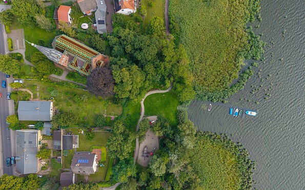 Blick auf die Dorfkirche von oben, Foto: Martin Karnbach, Lizenz: Gemeinde Schwielowsee