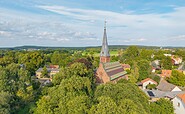 Blick auf die Dorfkirche Geltow, Foto: Martin Karnbach, Lizenz: Gemeinde Schwielowsee