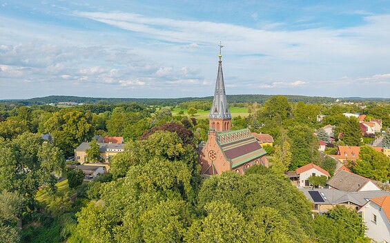Blick auf die Dorfkirche Geltow, Foto: Martin Karnbach, Lizenz: Gemeinde Schwielowsee