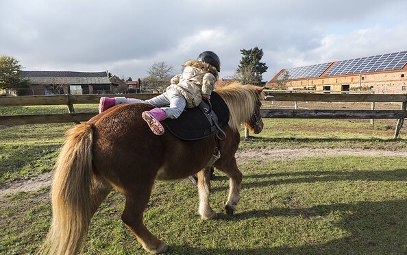 A child riding a pony, Foto: Steffen Lehmann, Lizenz: TMB
