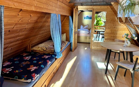 Dachgeschoss mit Durchgangszimmer und Schlafzimmer, Foto: Thea Hanspach