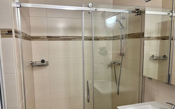 bathroom with shower, Foto: Thea Hanspach