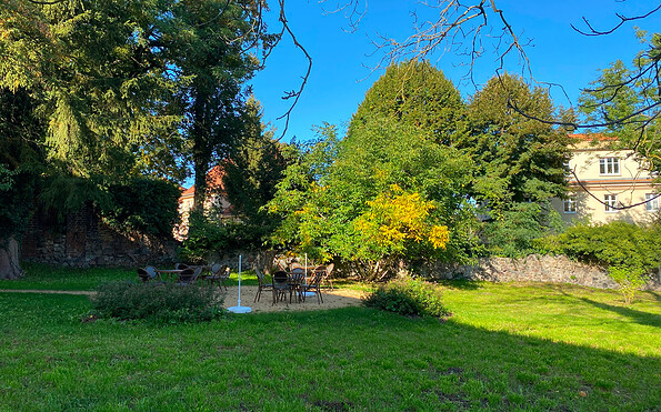 Sitzecke im Klostergarten, Foto: Elisabeth Kluge, Lizenz: Tourist-Information Zehdenick