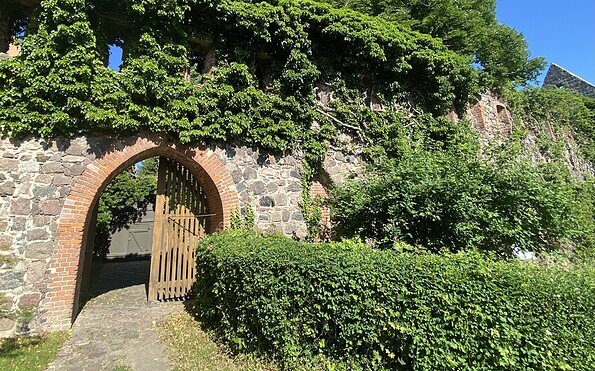 Cistercian Monastery: Gate entrance Garden, Foto: Elisabeth Kluge, Lizenz: Tourist-Information Zehdenick