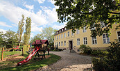 Gutshaus Petkus mit Spielplatz, Foto: Beatrix Schwarz, Lizenz: 4 TV