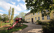 Gutshaus Petkus mit Spielplatz, Foto: Beatrix Schwarz, Lizenz: 4 TV
