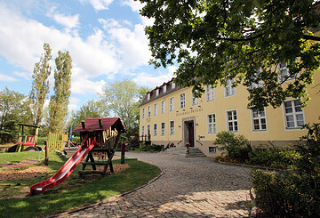 Gutshaus Petkus mit Spielplatz, Foto: Beatrix Schwarz, Lizenz: 4 TV