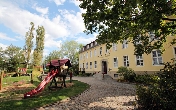 Gutshaus Petkus mit Spielplatz, Foto: Beatrix Schwarz, Lizenz: 4 TV
