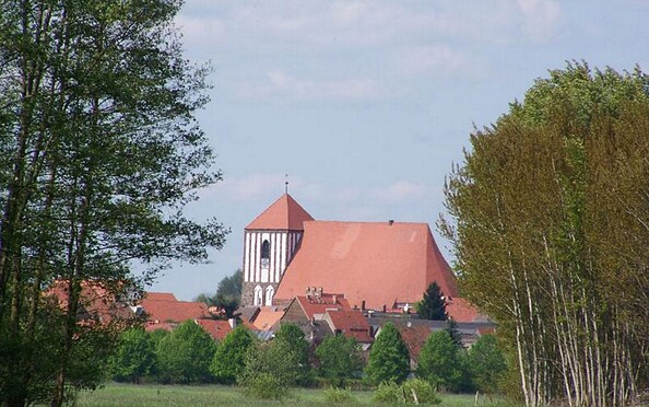 Die weithin sichtbare Stadtkirche St. Peter und Paul in Wusterhausen / Dosse, Foto: Elke Schmiele