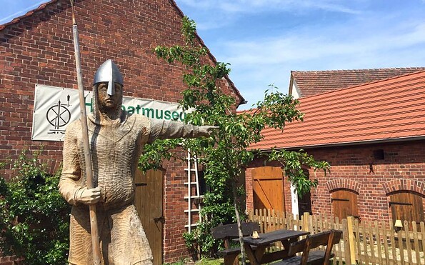 Krieger vor Heimatmuseum Dissen, Foto: Bernd Choritz, Lizenz: Heimatmuseum Dissen