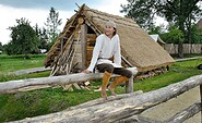 Mittelalterdorf Stary Lud - Slawe auf Brücke, Foto: Gerd Rattei, Lizenz: Heimatmuseum